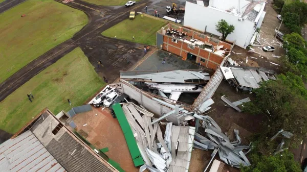 Temporal derruba barracão e danifica carros clássicos próximo ao aeroporto de Toledo