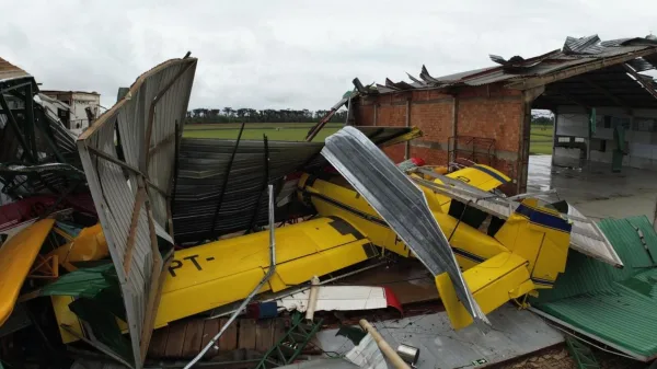 Temporal derruba barracão e danifica carros clássicos próximo ao aeroporto de Toledo