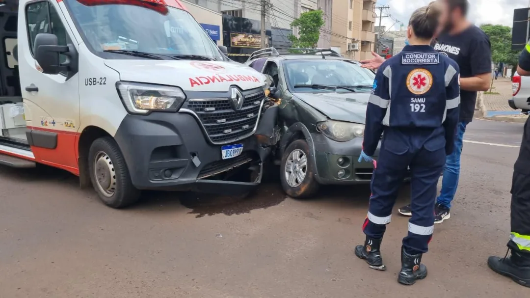 Ambulância do Samu se envolve em acidente de trânsito no Centro de Cascavel