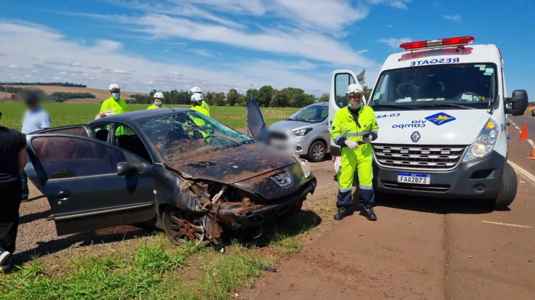 Peugeot capota na BR-163 entre Toledo e Cascavel