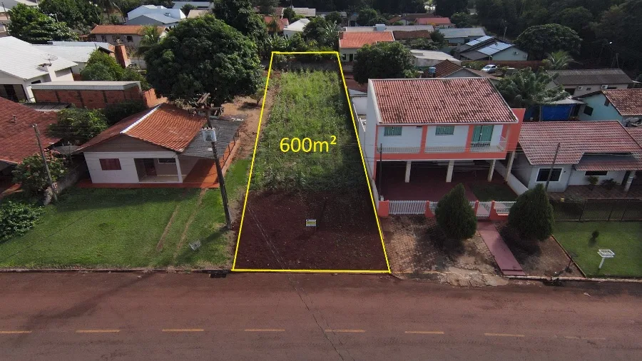 Terreno grande, com 600 m², está à venda em Mercedes