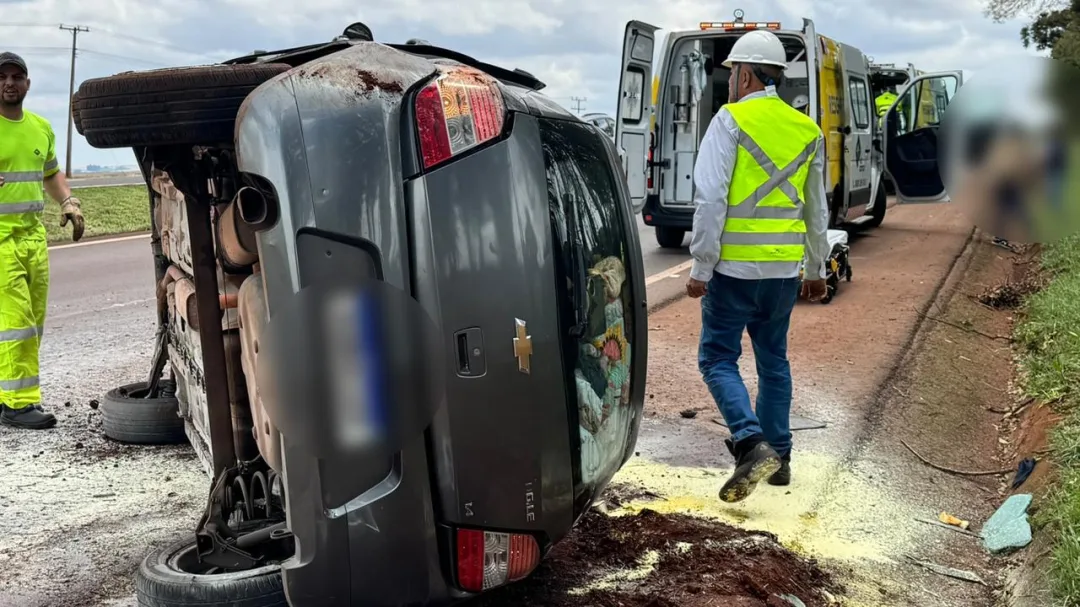 Agile ocupado por família capota na BR-163 entre Cascavel e Toledo