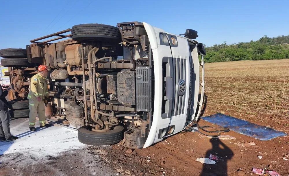 Caminhão frigorífico tomba e deixa motorista ferido em Marechal Rondon