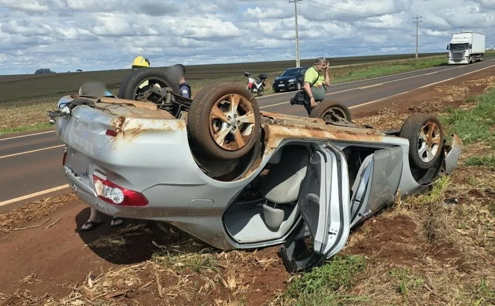 Corolla capota na PR-182 em Toledo após motorista tentar desviar de cachorro