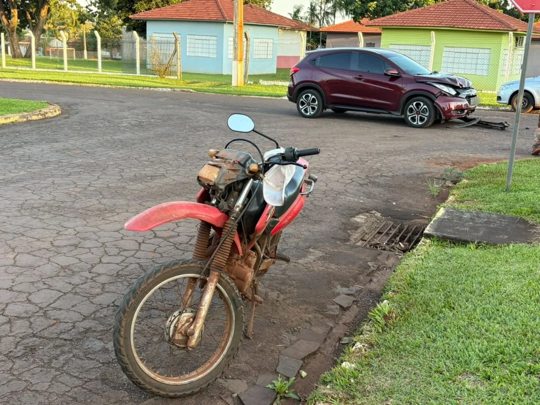 Carro e moto colidem em cruzamento em Mercedes