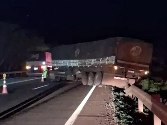 Carreta fica em 'L' e bloqueia pista na BR-163 em Mercedes