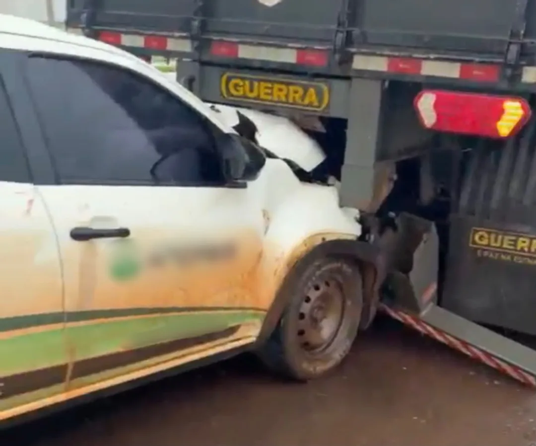Carro colide na traseira de carreta em Marechal Rondon