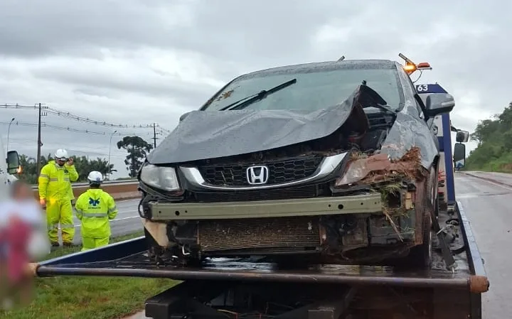 Carro capota após aquaplanagem e colisão na BR-163 em Marechal Rondon