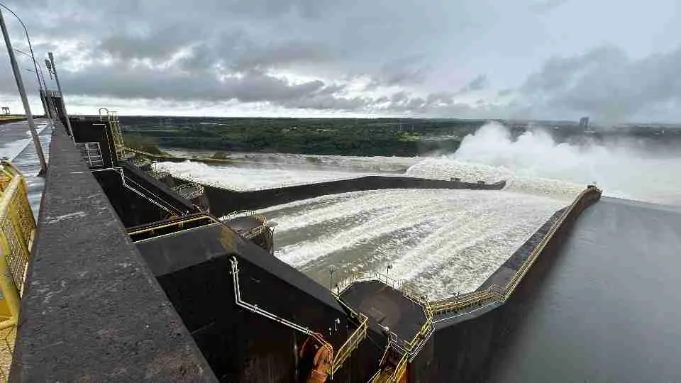 Itaipu abre mais uma calha em Foz do Iguaçu e vazão ultrapassa 11 milhões de litros por segundo