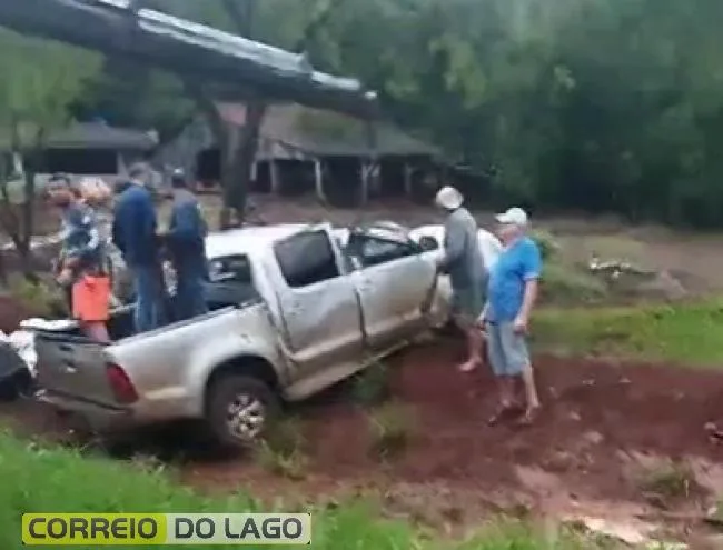 Caminhonete capota várias vezes na PR-495, em Missal, e deixa cinco pessoas feridas