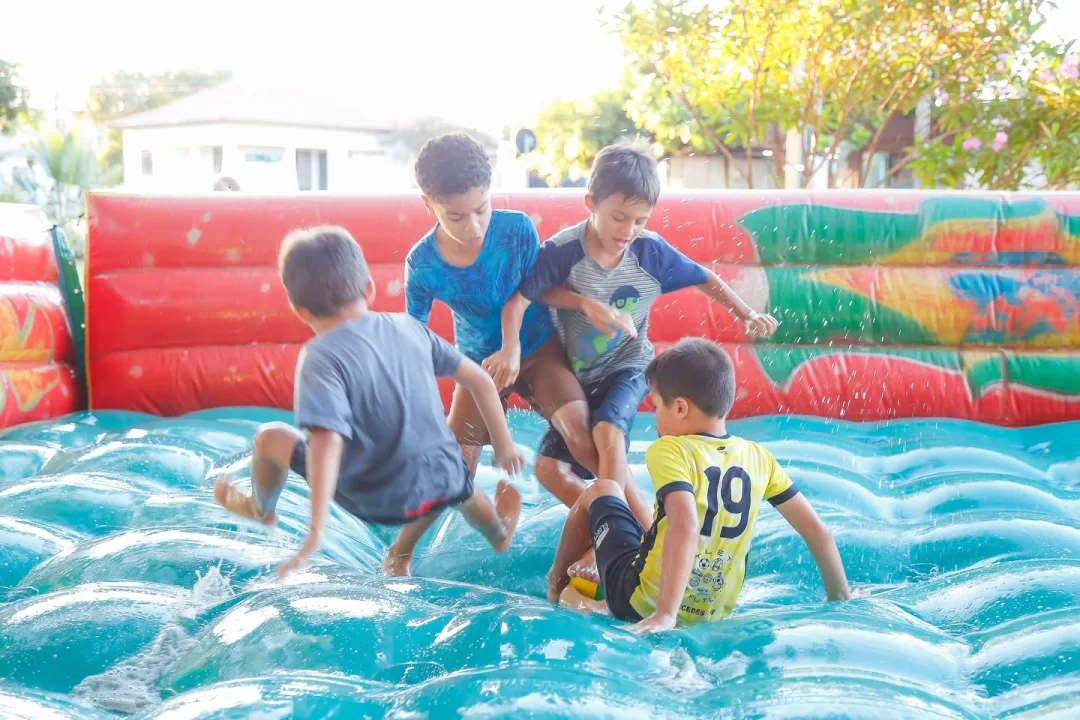 Mais de 20 atrações vão animar o Brincando na Praça neste domingo