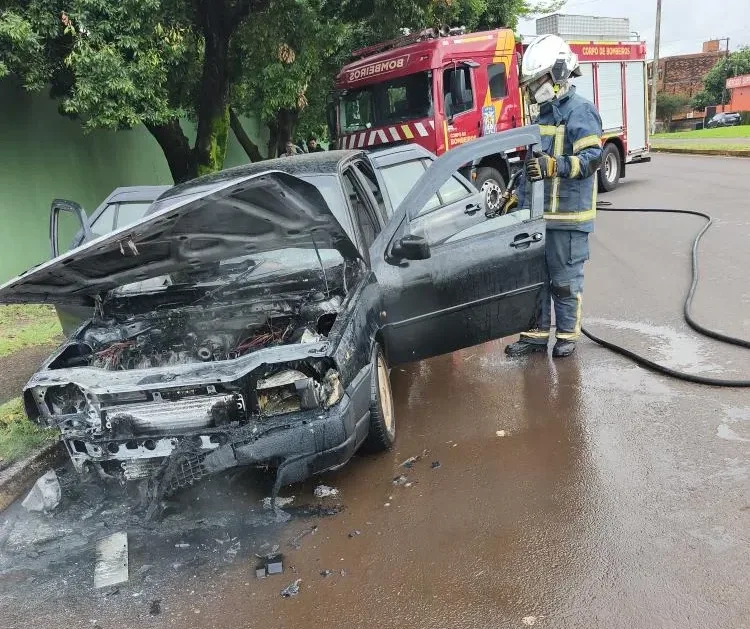 Carro pega fogo em Marechal Rondon e mobiliza Corpo de Bombeiros