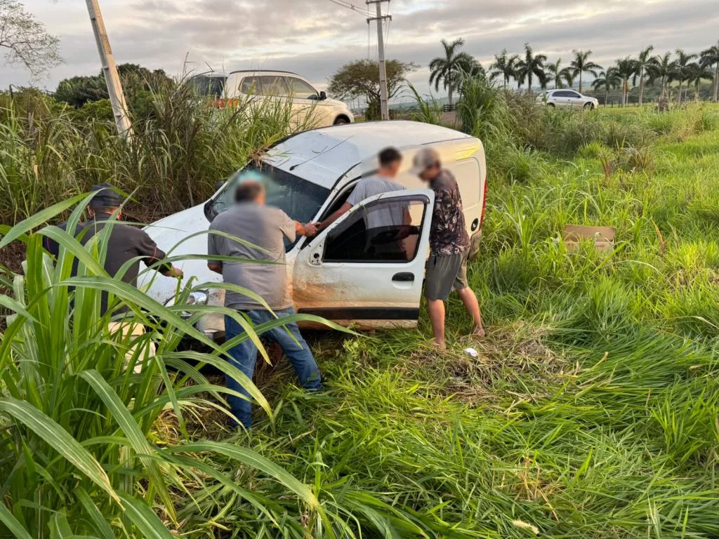 Renault Kangoo capota em curva na entrada de Nova Santa Rosa