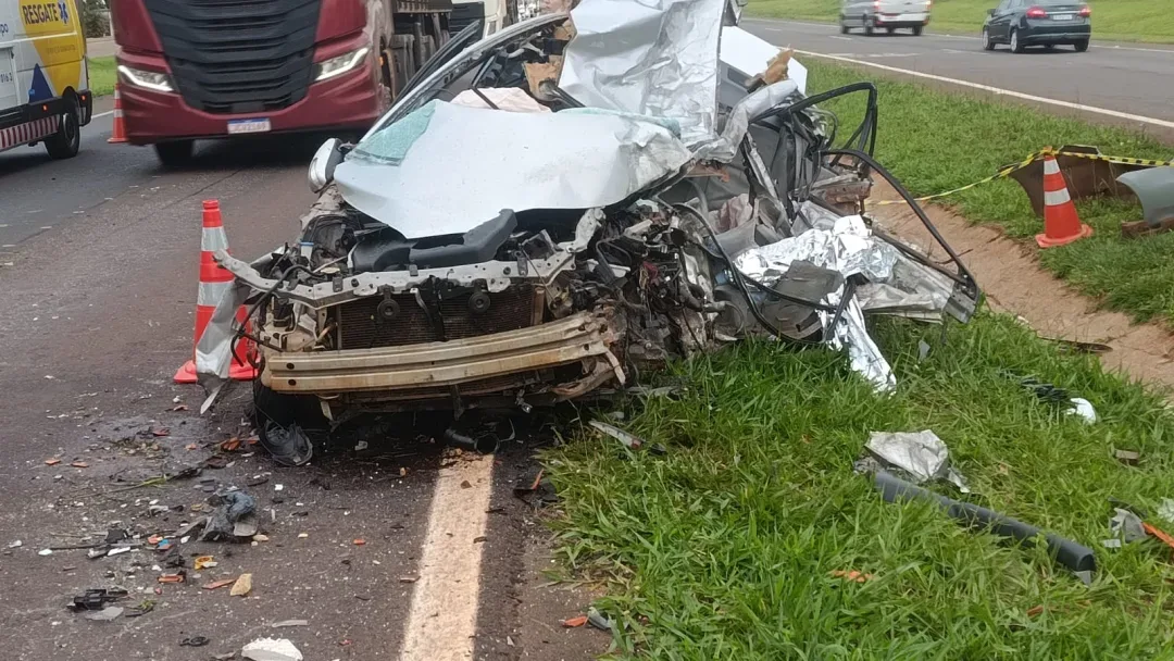 Colisão frontal entre carro e carreta deixa dois mortos na BR-163 em Toledo