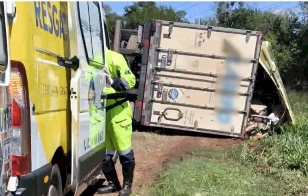 Carreta tomba na BR-163 na saída de Marechal Rondon para Mercedes