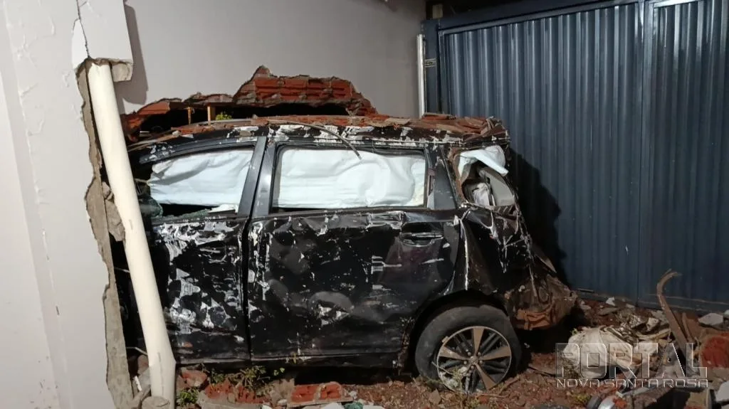 Carro atravessa avenida em alta velocidade e destrói parede de empresa no centro de Maripá