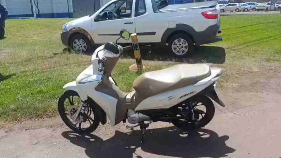 Motociclista de 50 anos fica ferida em batida com picape na saída de Toledo