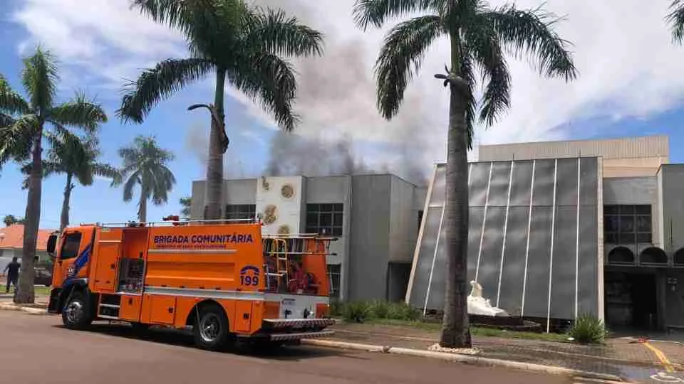 Incêndio destrói decoração natalina e atinge salas da Casa da Cultura em Assis Chateaubriand