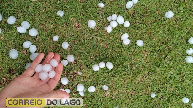 Granizo atinge interior de Santa Helena e chama a atenção de moradores
