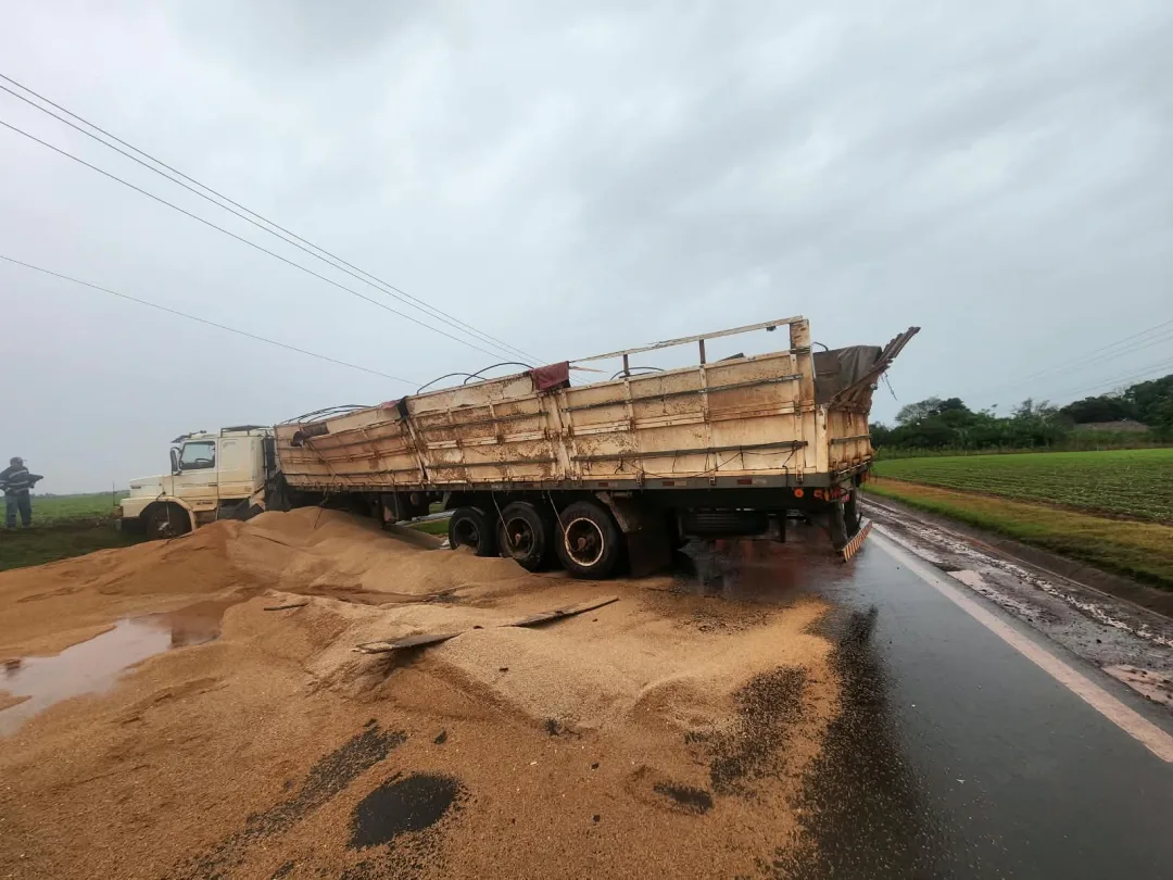 Carreta carregada de trigo tomba na PR-495 em Pato Bragado e interdita rodovia