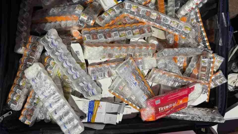 Receita Federal apreende cerca de 700 ampolas de medicamentos emagrecedores na BR-277, em São Miguel do Iguaçu