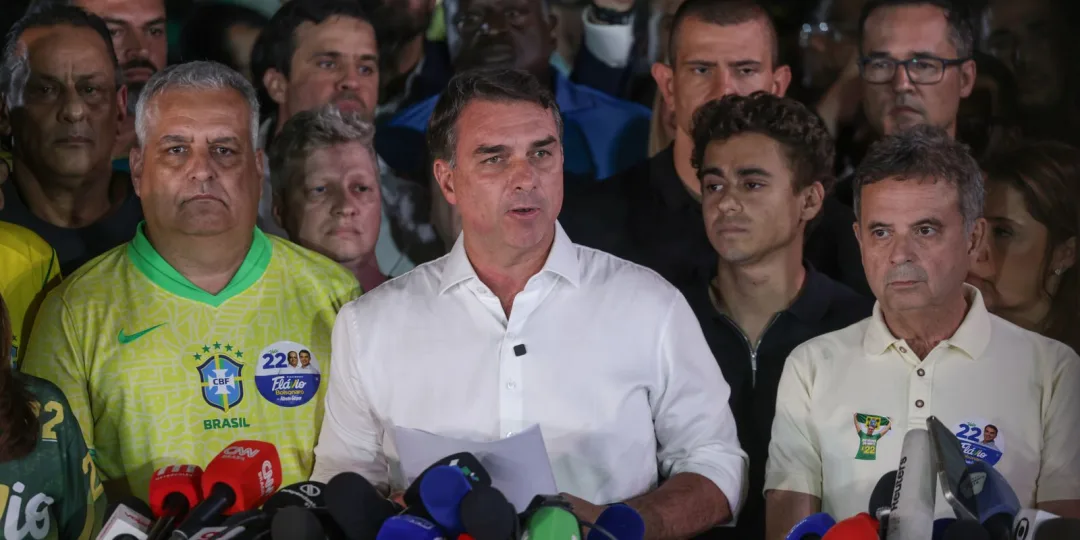 "É impossível reconhecer o resultado", diz Flávio Bolsonaro, que tentará anular eleições