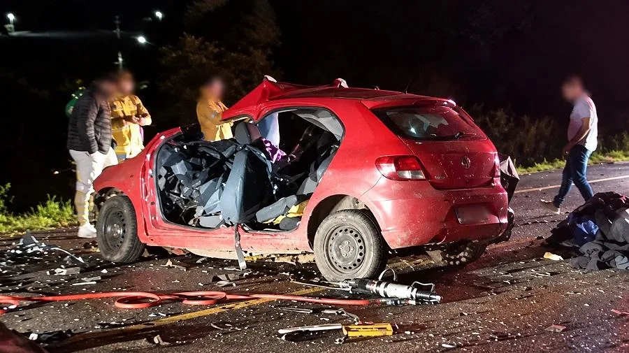 Pai, mãe e três filhos morrem em grave acidente na BR-373, no Paraná