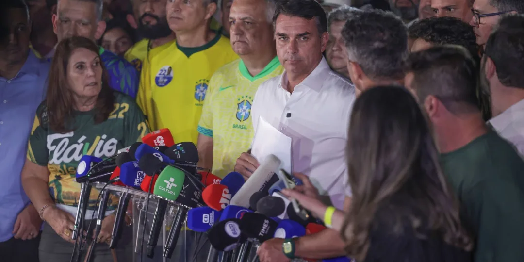 Moraes manda Flávio Bolsonaro entregar passaporte e o proíbe de deixar o país