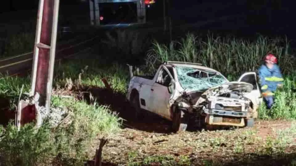 Motorista morre após Saveiro bater contra poste na PR-484, em Quedas do Iguaçu