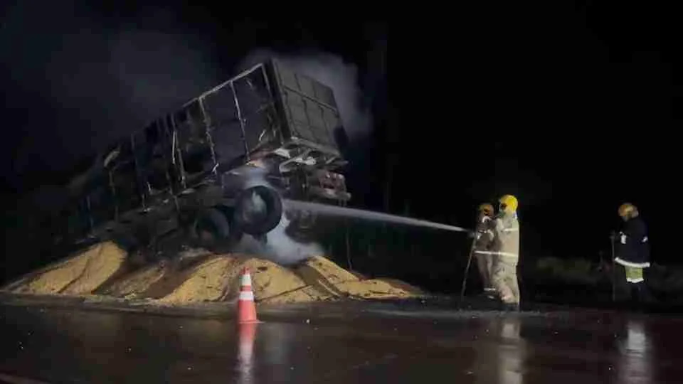 Caminhão bitrem carregado de milho é destruído por incêndio na BR-163, em Cascavel
