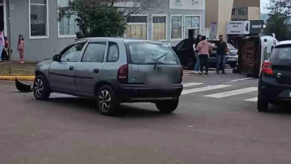Carro tomba após batida no Centro de Toledo