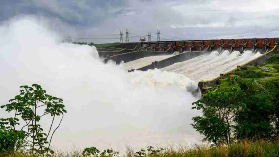 Itaipu abre a segunda calha do vertedouro e libera 11 milhões de litros de água por segundo