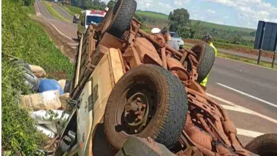 Mulher de 48 anos fica ferida após capotamento na BR-163, entre Cascavel e Toledo