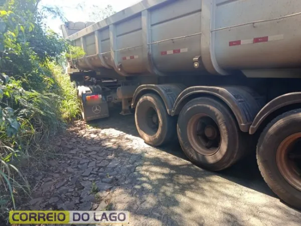 Caminhões voltam a ficar presos em trecho crítico da estrada entre Santa Helena e Ramilândia