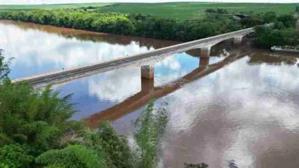 Ponte sobre o Rio Piquiri é liberada para trânsito de veículos na BR-272 entre Terra Roxa e Francisco Alves