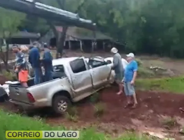 Caminhonete capota várias vezes na PR-495, em Missal, e deixa cinco pessoas feridas