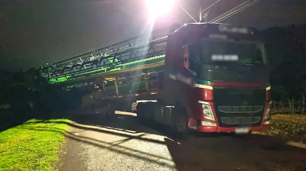 Plataforma com colheitadeira sai da pista durante manobra na BR-163, em Cascavel
