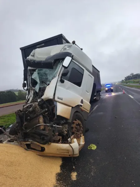 Colisão entre duas carretas deixa motorista ferido na BR-163 em Quatro Pontes
