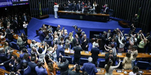 Senado aprova fim da escala 6x1 e redução da jornada de trabalho