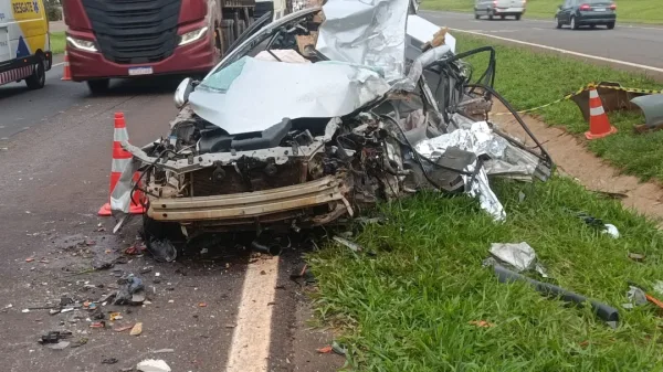 Colisão frontal entre carro e carreta deixa dois mortos na BR-163 em Toledo