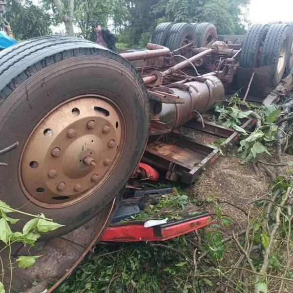 Morador de Maripá morre e outro fica ferido após caminhão carregado de canola tombar na PR-487