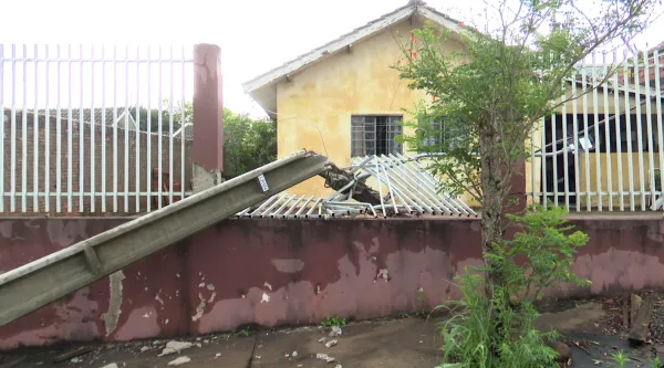 Temporal no Paraná derruba postes, causa estragos em casas e deixa mais de 30 mil imóveis sem energia na região Norte