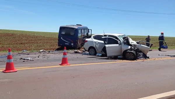 Mulher morre e três pessoas ficam feridas em acidente entre carro e micro-ônibus na BR-369, em Corbélia