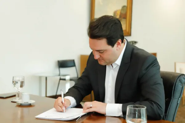Ratinho Junior assina decreto que estabelece regras da transição para governador eleito