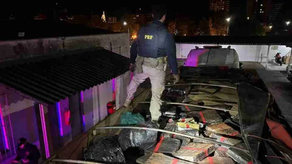 Caminhão com placas paraguaias é flagrado com 1,2 tonelada de maconha em Guarapuava