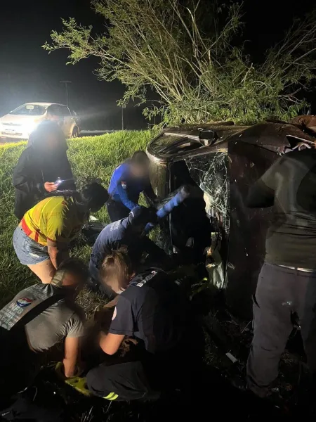 Carro capota em Salto del Guairá e passageiro fica preso no veículo