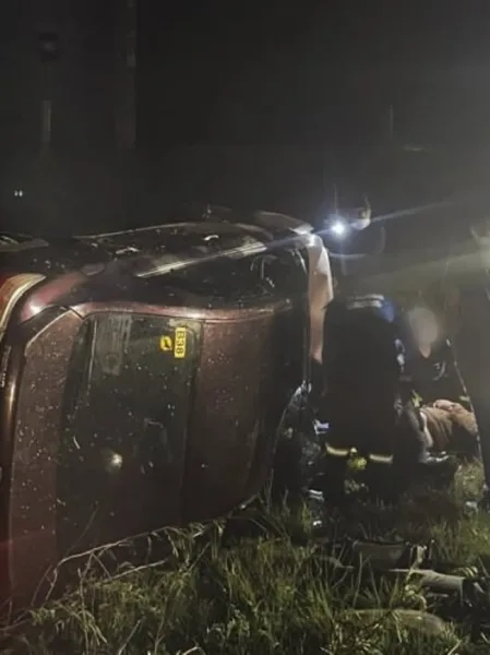 Carro capota em Salto del Guairá e passageiro fica preso no veículo