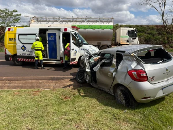 Carro fica destruído em acidente com três feridos na BR-163 entre Mercedes e Marechal Rondon