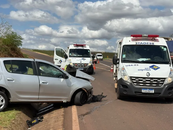 Carro fica destruído em acidente com três feridos na BR-163 entre Mercedes e Marechal Rondon