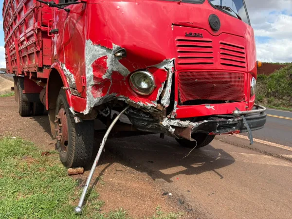 Carro fica destruído em acidente com três feridos na BR-163 entre Mercedes e Marechal Rondon
